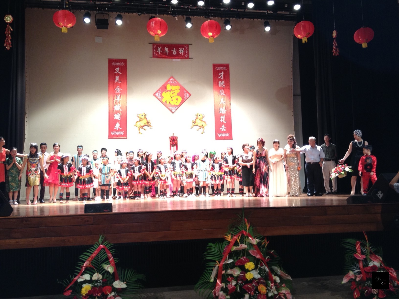 駐南非代表徐佩勇及僑務組長楊先耀，參加模里西斯華僑元宵文藝晚會。（駐南非代表處提供）