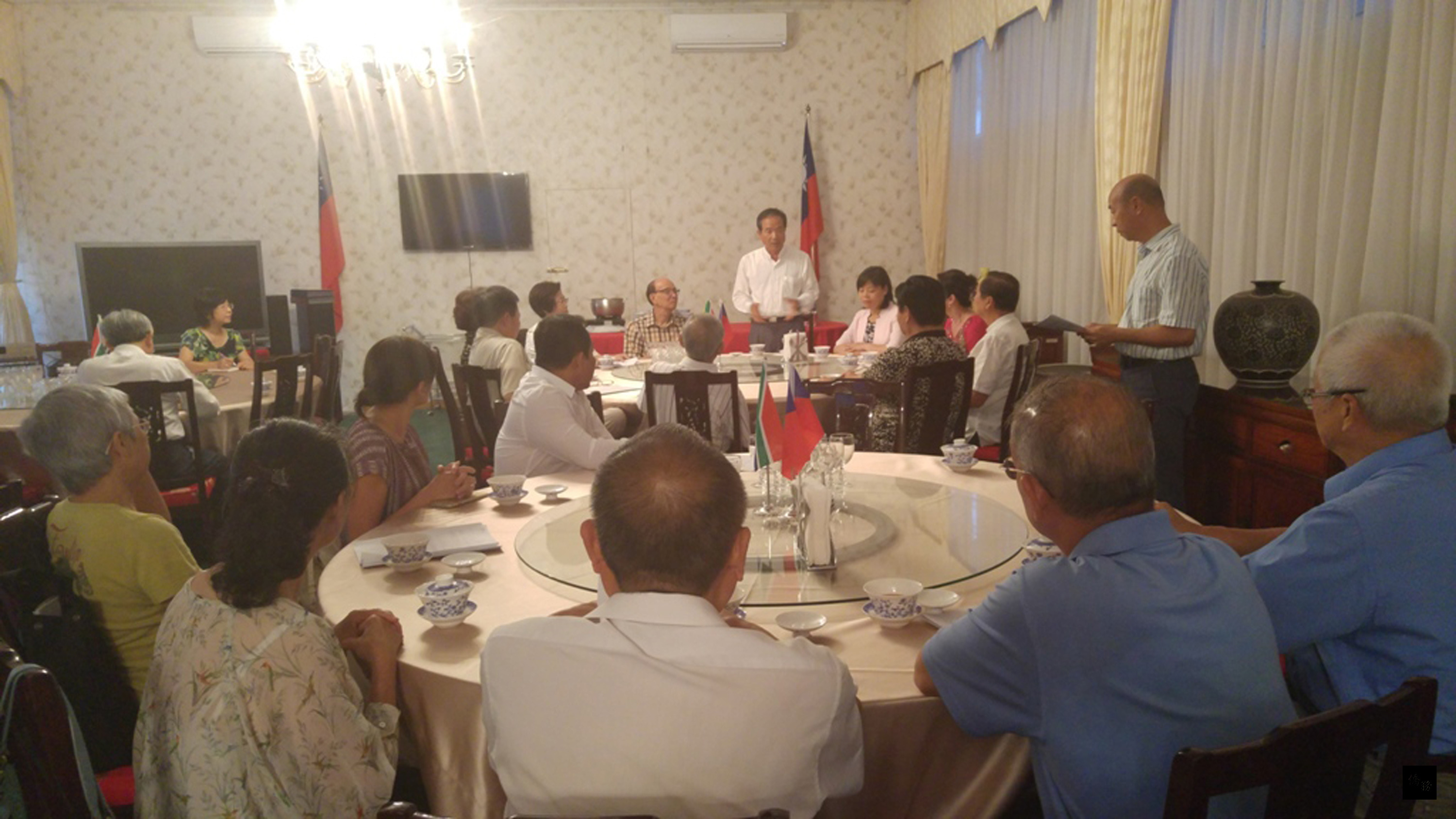 駐南非代表夫人與熱心台僑成立上善會贊助清寒學子,10年有成,獲政府認可為公益組織。圖為近日在代表官邸開會。(中央社提供)