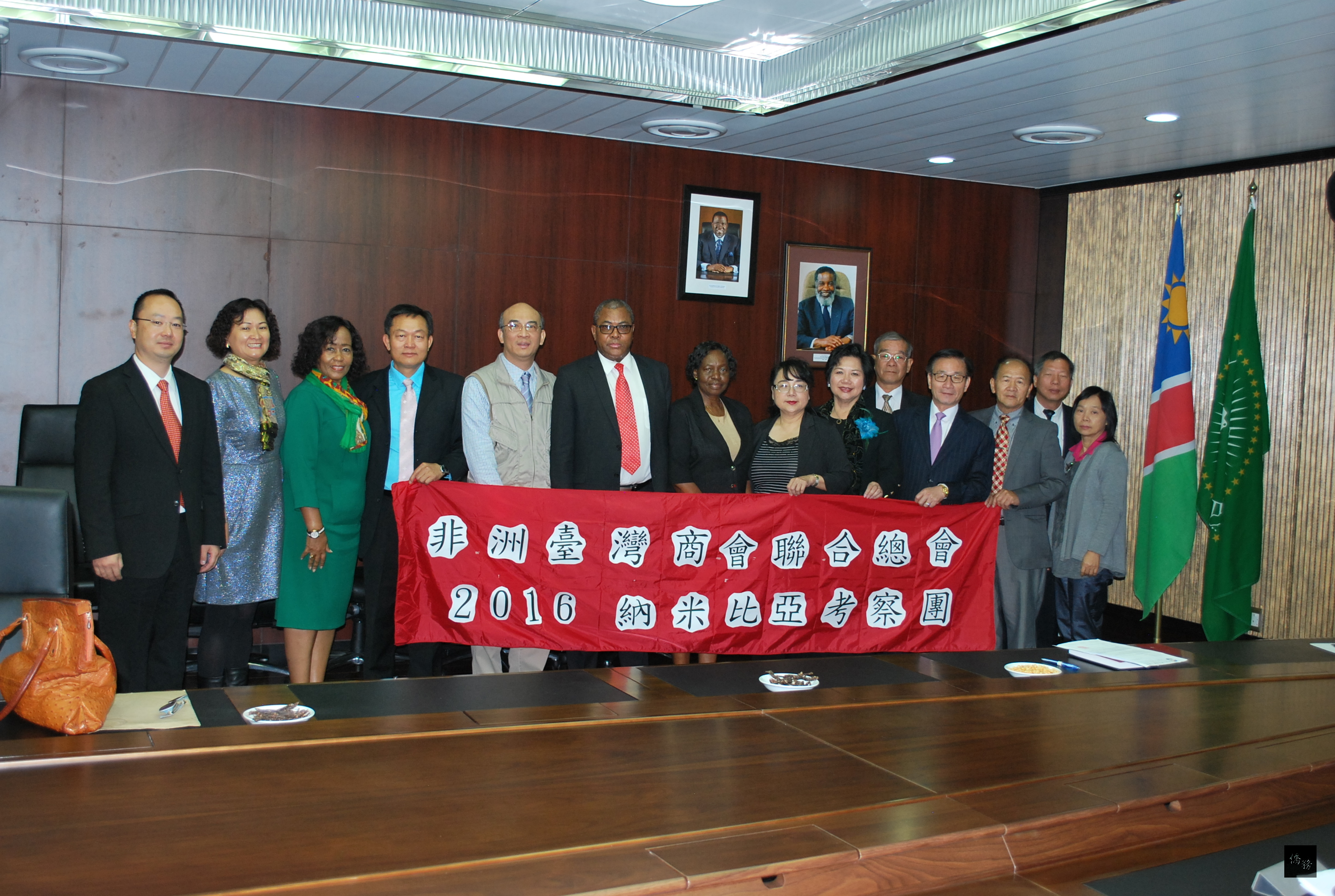 非洲臺灣商會聯合總會總會長溫嵐珠率員拜會納米比亞總統府，雙方熱烈交流。（駐南非代表處提供）