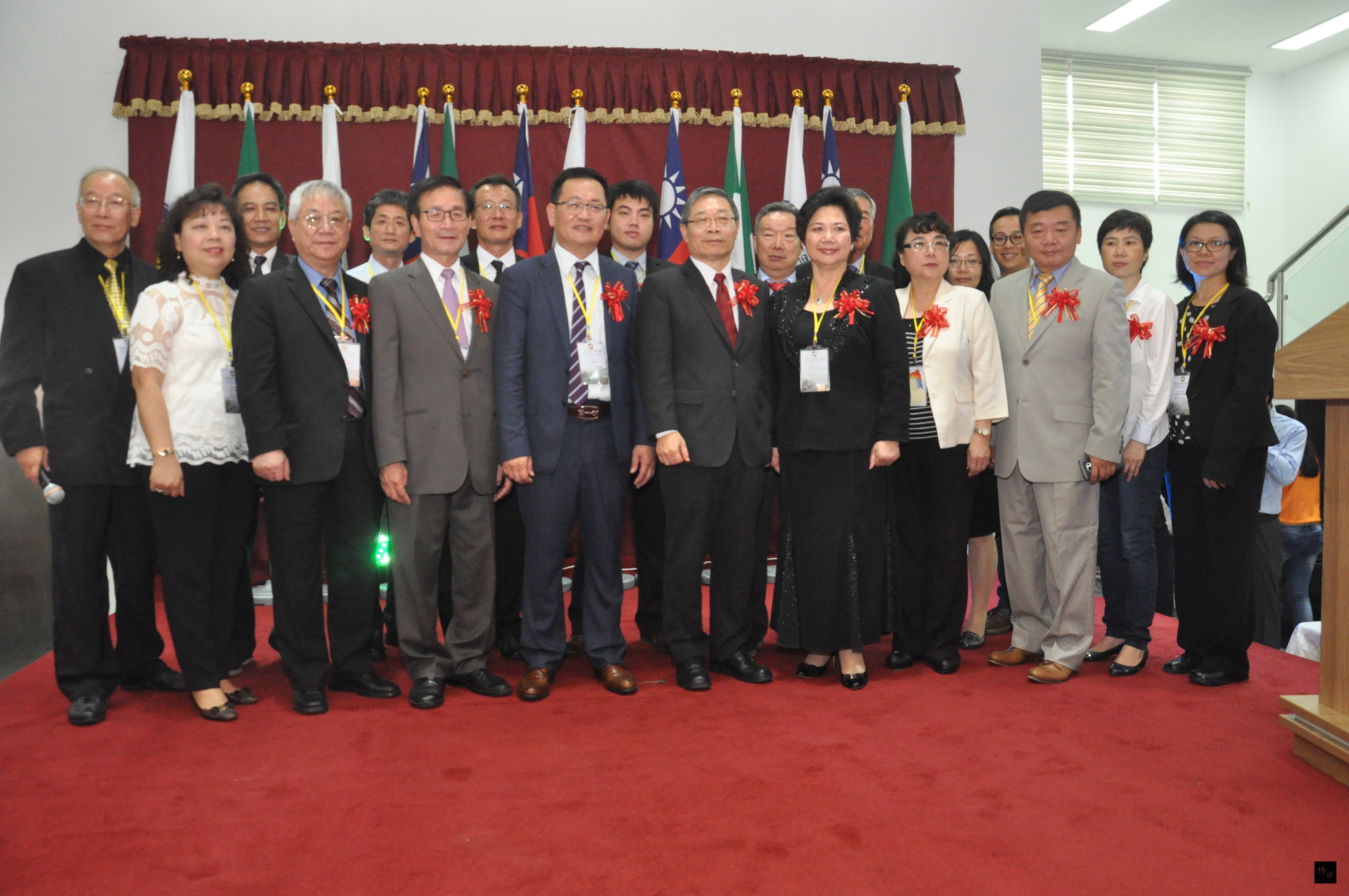 奈及利亞台灣商會聯合總會成立,幹部與貴賓合影。(奈及利亞台灣商會聯合總會提供)