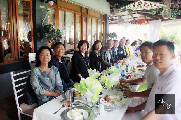 賴金城（左六）應邀出席豪登省臺灣商會年終理監事餐會。（駐南非代表處提供）