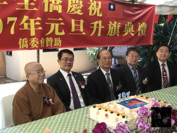 周唯中(左二)，賴金城(右二)出席元旦升旗典禮