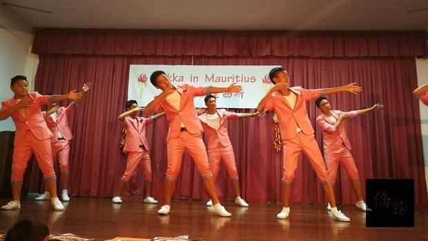 中中校友暨青年會的學員舞蹈表演。