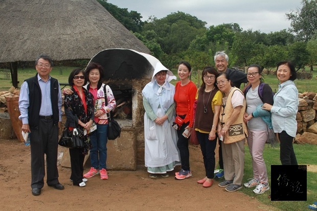 賴金城(左一)應邀參加南非華人婦女會南非傳統文化之旅。