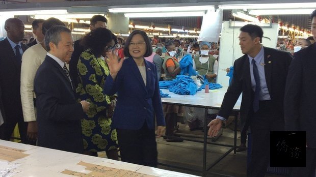 蔡英文總統參訪史瓦濟蘭台灣企業南緯公司。(聯合報提供)