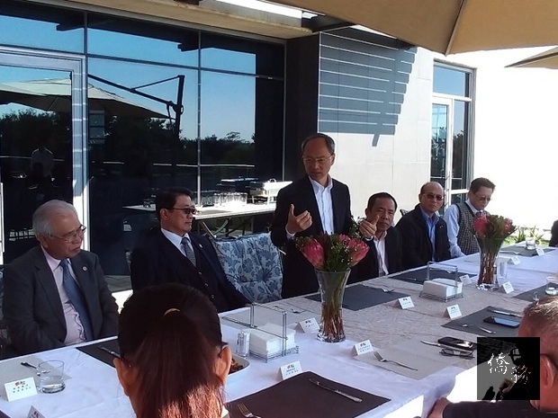 吳新興與南非約堡僑界人士餐敘。