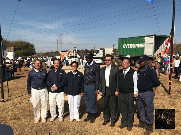 南非警察總監Mathombeni(右三)及員警前來協助維持治安。