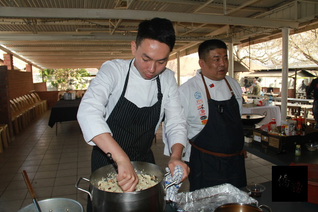 南非約堡地區臺灣美食國際巡迴講座黃星瑞老師示範麻油雞肉飯製作。