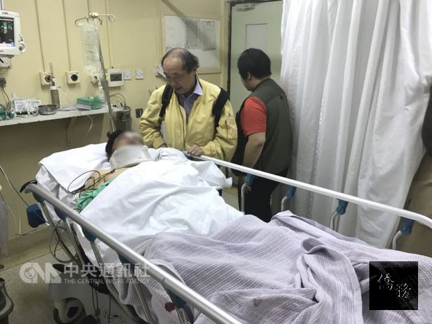 台灣遊客在肯亞遭河馬攻擊導致1死1傷，該旅行團後續又發生車禍，15人受傷。僑務委員會13日表示，在肯亞的僑務委員陳發（中）獲知後，立即前往醫院協助處理及照顧受傷遊客。（僑務委員會提供）