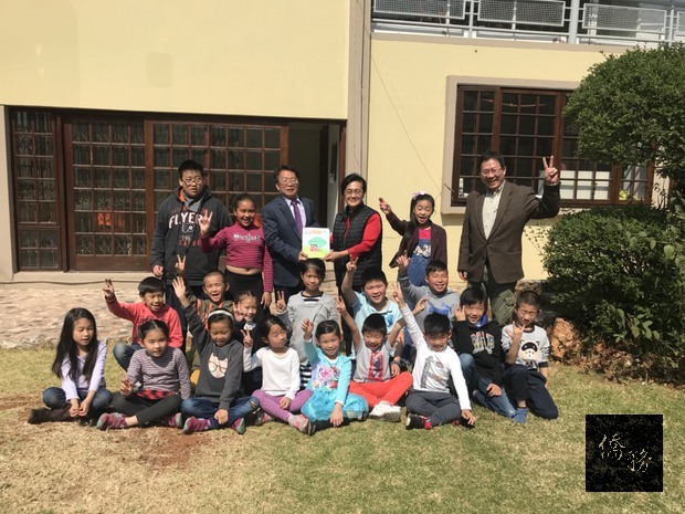 賴金城致贈華心中文學校僑委會教材。