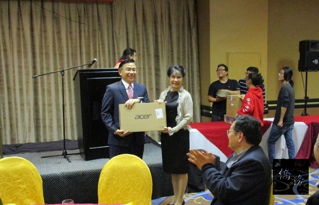 梁洪昇頒發頭獎給得主。