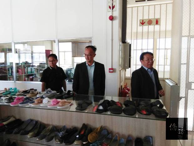 賴金城參觀卓銘德工廠的膠鞋樣本。