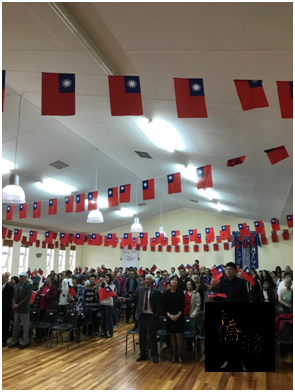 納爾遜曼德拉灣市僑界於鄰近教堂舉辦國慶茶會，全體僑胞手中揮舞國旗齊唱「梅花」。