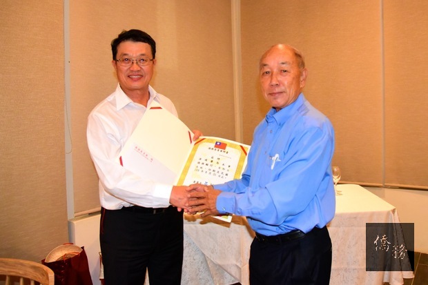 頒發榮譽職人員温瑶慶。