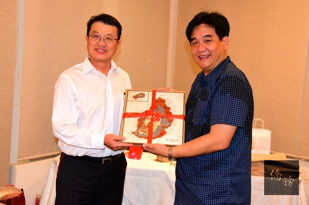 中中校友暨青年會會長鍾金峰贈送紀念品。