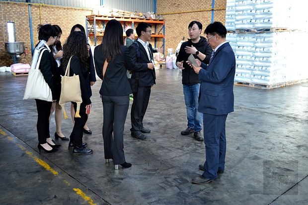 「2019年臺灣青年海外搭僑計畫」南非組學員參觀臺商塑膠製品工廠。