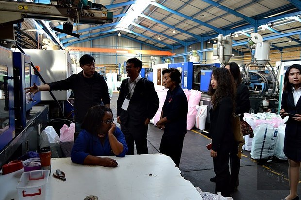 臺商塑膠製品工廠楊先生向學員解說製作流程。