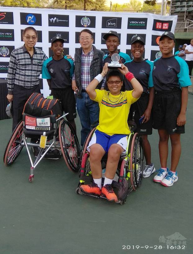 黃楚茵贏得殘障網球賽雙打亞軍,並與賴金城及羅應肇合影留念。
