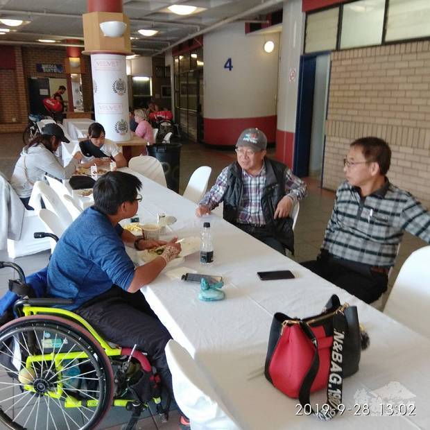 賴金城偕羅應肇 、洪紹雄夫婦帶著有家鄉味的排骨便當前往球場為黃楚茵加油打氣。