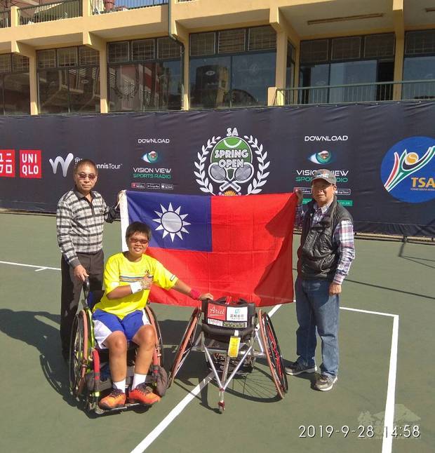 賴金城長與羅應肇在球場與黃楚茵合影留念。