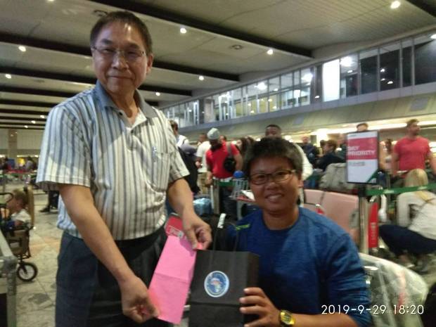 羅應肇前往送機並致贈500美元協助。