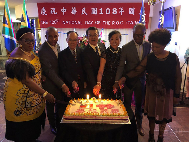 駐南非代表處7日晚間在斐京聖丘嶺俱樂部舉辦中華民國108年國慶酒會。圖為駐南非代表周唯中（右4）與夫人以及嘉賓切國慶蛋糕。（駐南非代表處提供）