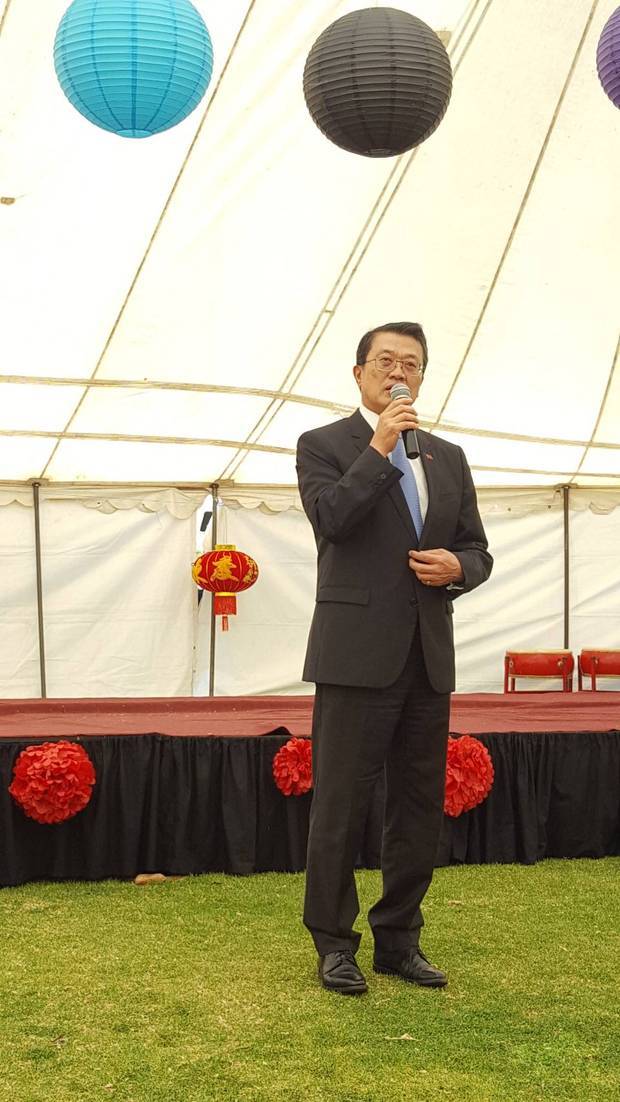 周唯中對斐京華僑公學舉辦漢字文化節活動表示肯定。