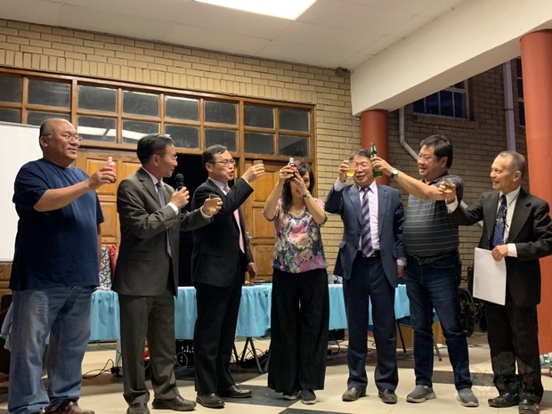 左起吳子文、吳松柏與貴賓們共同舉杯慶祝國慶。