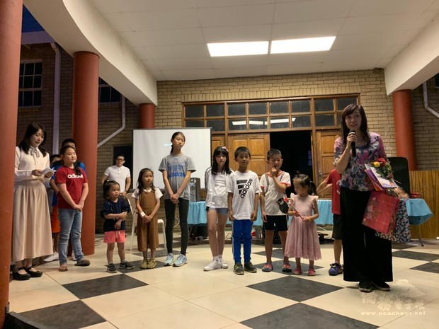 資深教師龔富美退休，學生致謝詞及禮物，場面溫馨。