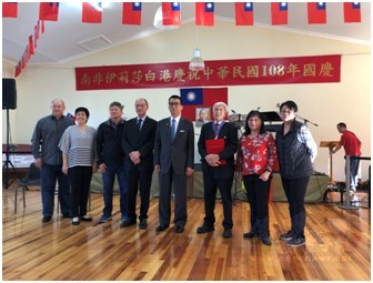 林映佐(右4)與謝勝祥(右3)合照。