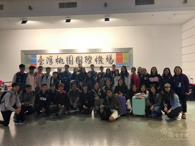 模里西斯華裔青年訪臺觀摩團在桃園機場合影。