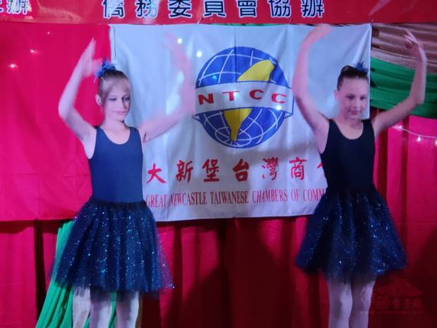 新堡中文學校學生表演舞蹈。