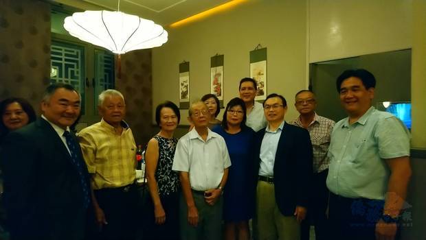 模里西斯華僑慶祝春節委員會歡迎駐南非代表處的到訪。(陳佳玲提供)