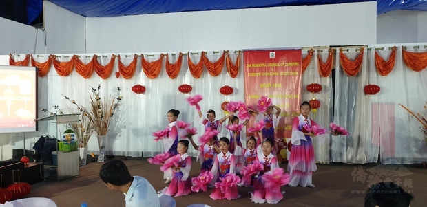 中中校友暨青年會的中文舞蹈班的「桃花開」表演。