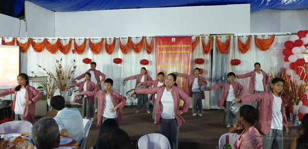 中中校友暨青年會的中文舞蹈班的「請說客語」表演。