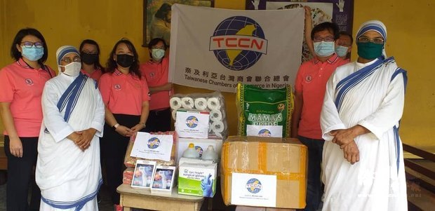 非洲台灣商會聯合總會捐贈防疫物資。（世界臺灣商會聯合總會提供）