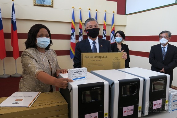 梁大使捐贈抗疫醫療物資予史國政府。（駐史瓦帝尼王國大使館提供）