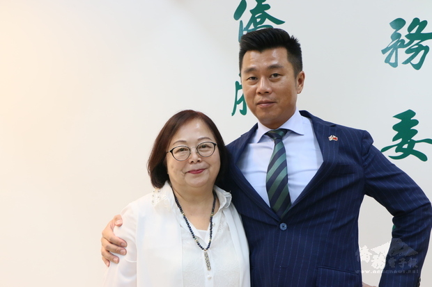 黃玉華(左) 與兒子葉衛綺合力促進史瓦帝尼、莫三比克及臺灣之間的經貿往來。