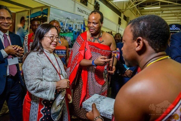 黃玉華於史瓦帝尼商展陪同國王參觀。（黃玉華提供）