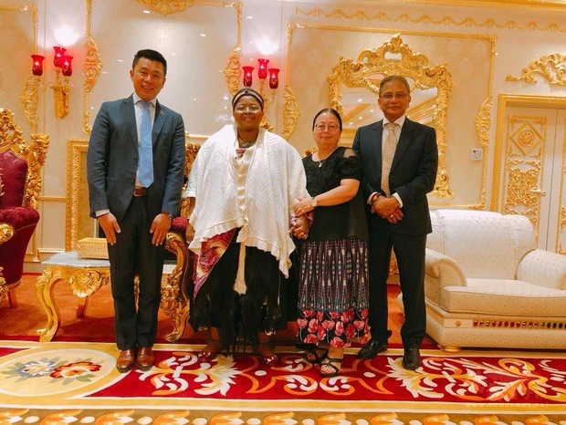 黃玉華與史瓦帝尼王母於皇宮合影。（黃玉華提供）