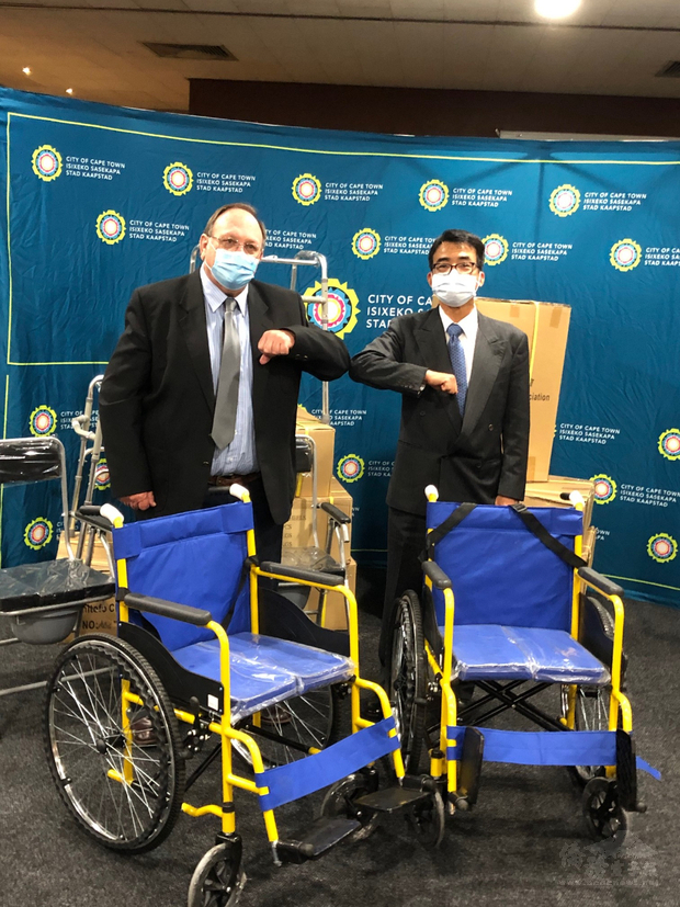 林處長與開普敦市市議長史密特(Dirk Smit)共同主持輪椅捐贈儀式