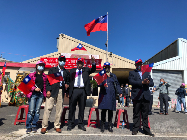 南非民主聯盟(Democratic Alliance)國會議員Chris Hunsinger及Noko Masipa應邀參與國慶遊行活動