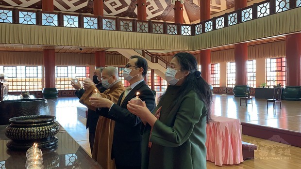 賀大使夫婦與南華寺法師齊為花蓮太魯閣火車事故傷亡旅客及家屬祈福。