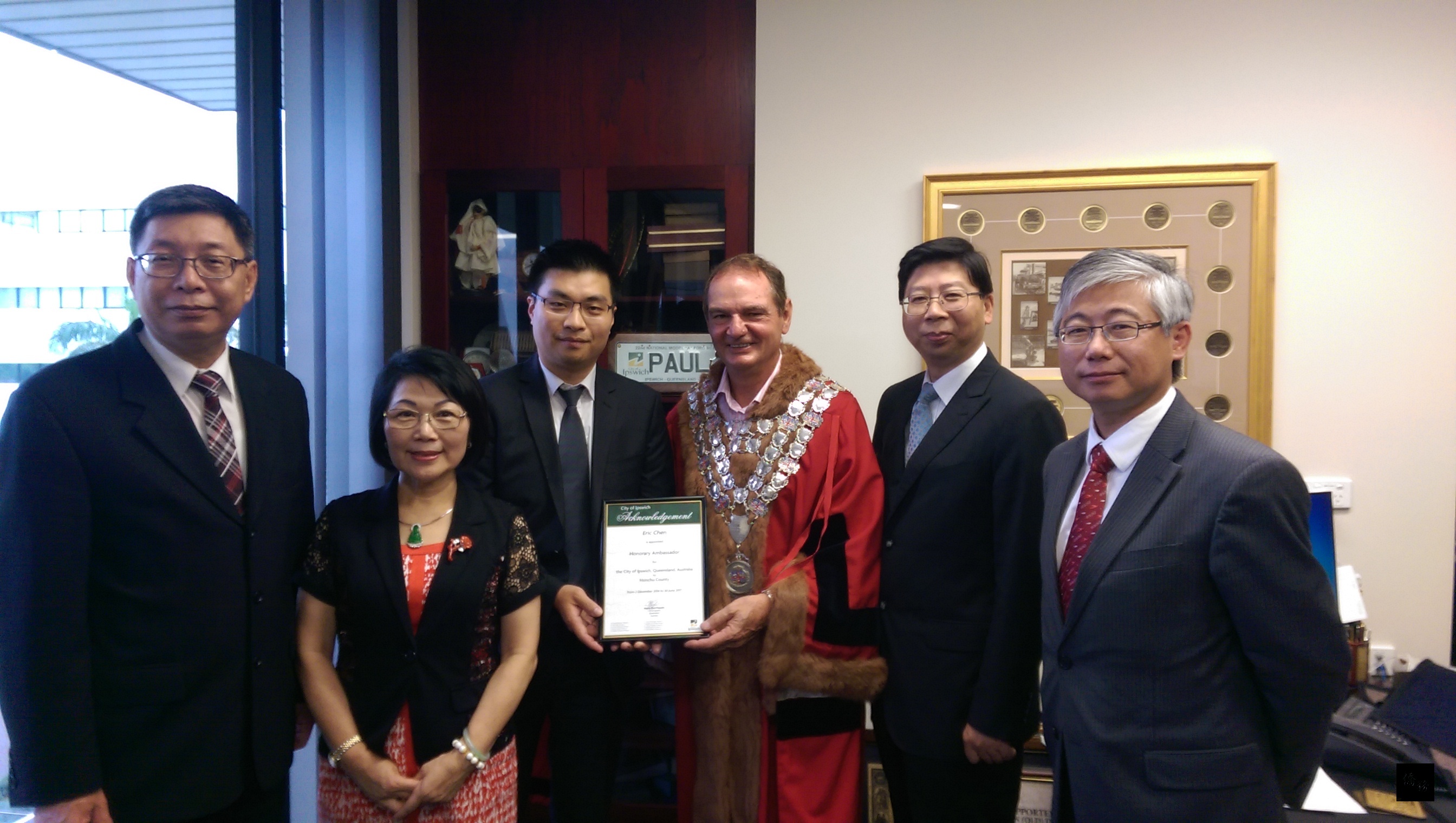 駐布里斯本辦事處處長賴維中等人見證澳洲伊普斯威奇（Ipsiwch）市長Paul Pisasale頒發榮譽大使頭銜給台僑青年陳逸修。（布里斯本僑教中心提供）