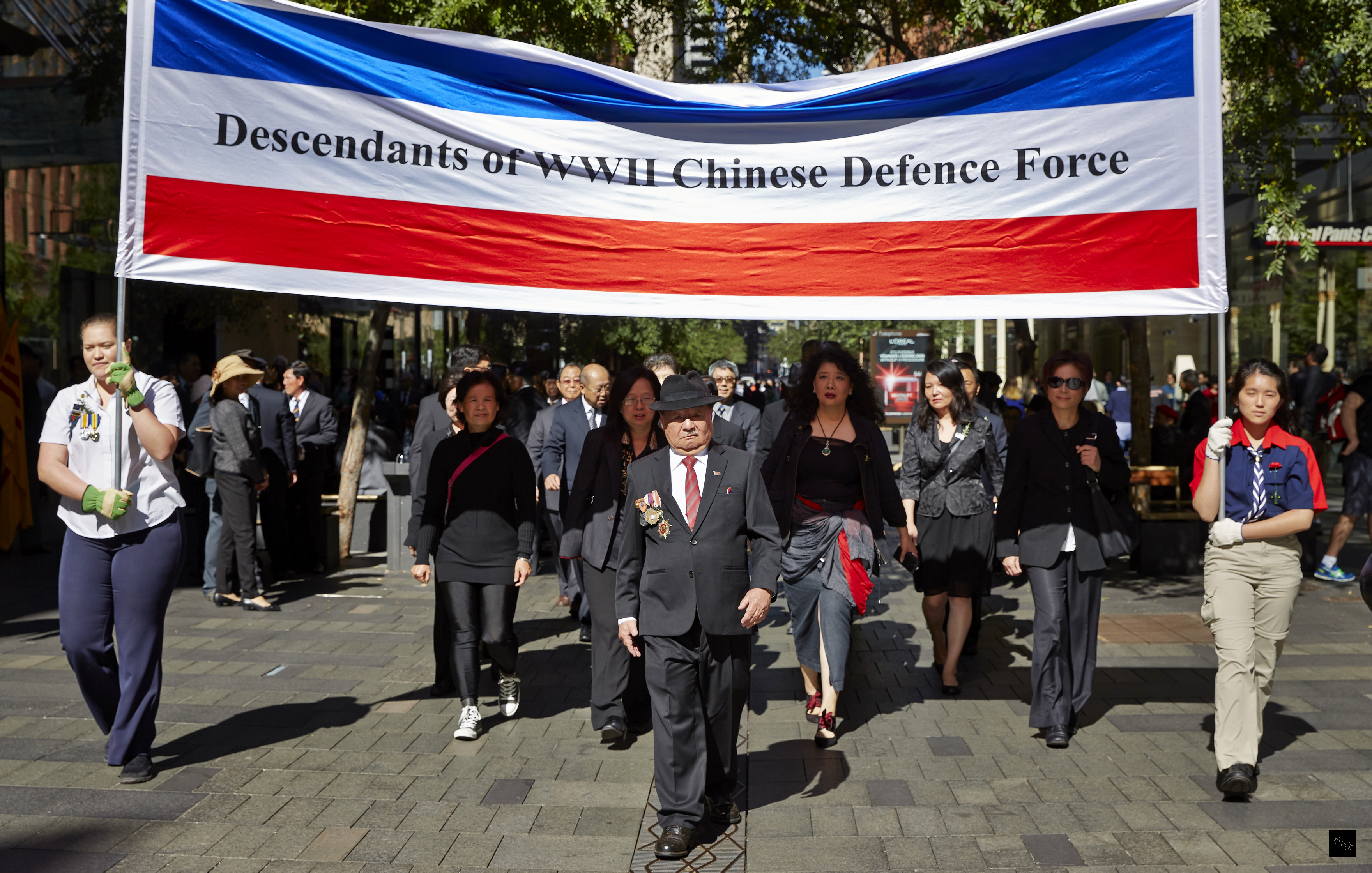 台僑元老余祥鐘(前排戴帽者)率領僑務促進委員林思允(第一排右二)等抗日盟軍後裔參加「澳紐軍團紀念日(ANZAC DAY)」100週年遊行。(雪梨僑教中心提供)