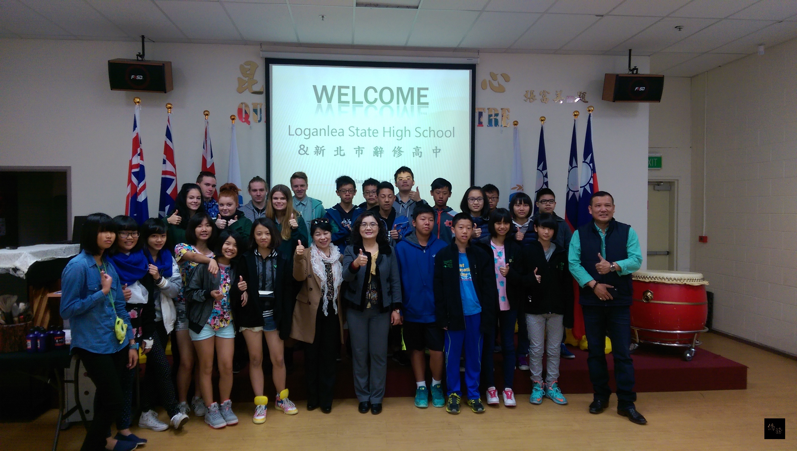 布里斯本僑教中心主任董幼文(前排中)、謙光書道會林俊傑老師(右一)與到訪的昆州Loganlea State High School與姐妹校新北市辭修高中師生合影。(布里斯本僑教中心提供)