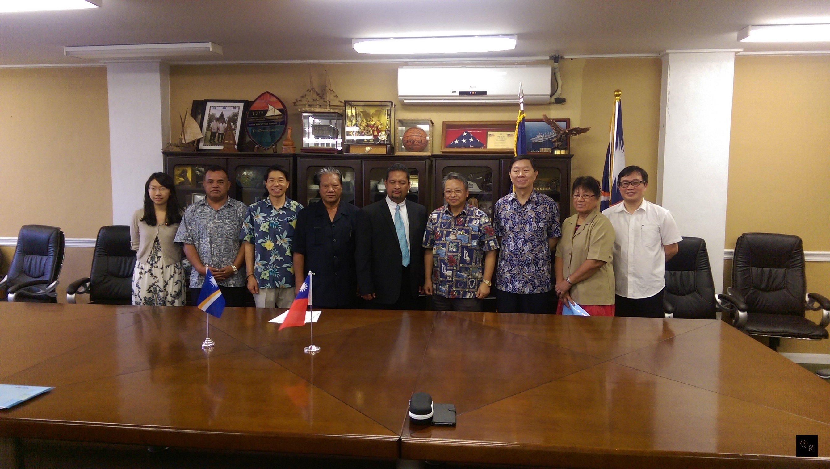 外交部政務次長令狐榮達率慶賀團參加友邦馬紹爾群島共和國新任總統Casten Nemra及內閣部長就職典禮，圖為外交部政務次長令狐榮達與Nemra總統（中）及新任外交部長Kessai Note（左四）等合影。（外交部提供）