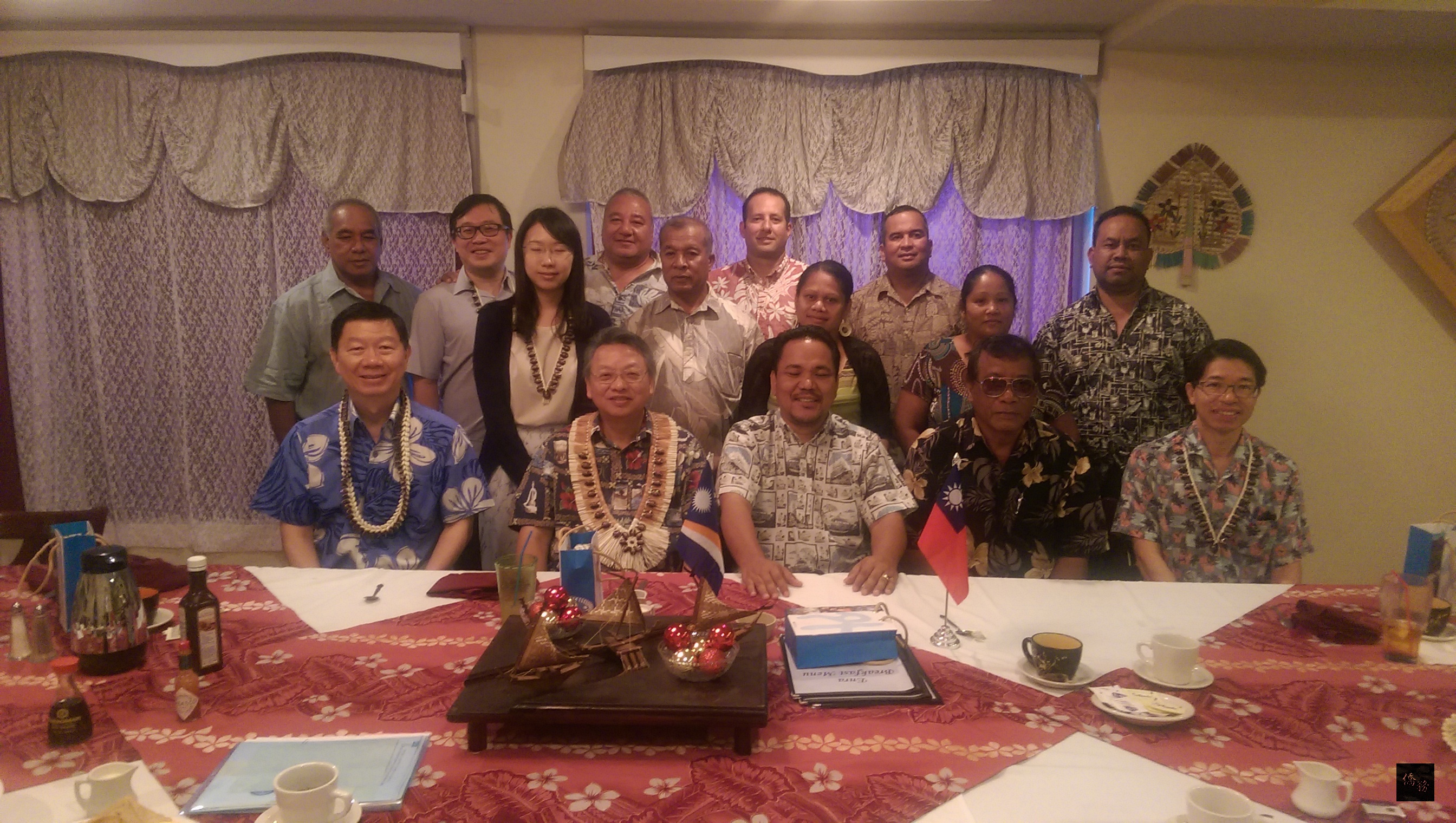 外交部政務次長令狐榮達率慶賀團參加友邦馬紹爾群島共和國新任總統Casten Nemra及內閣部長就職典禮，圖為令狐榮達與馬國國會議長Kenneth Kedi（前排中）及國會領袖代表合影。（外交部提供）