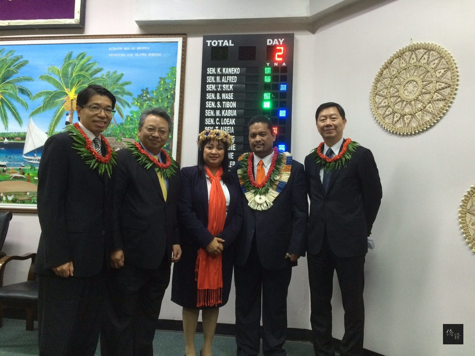 外交部政務次長令狐榮達於馬國新任總統Casten Nemra就職典禮中與Nemra總統（右二）及第一夫人合影。（外交部提供）