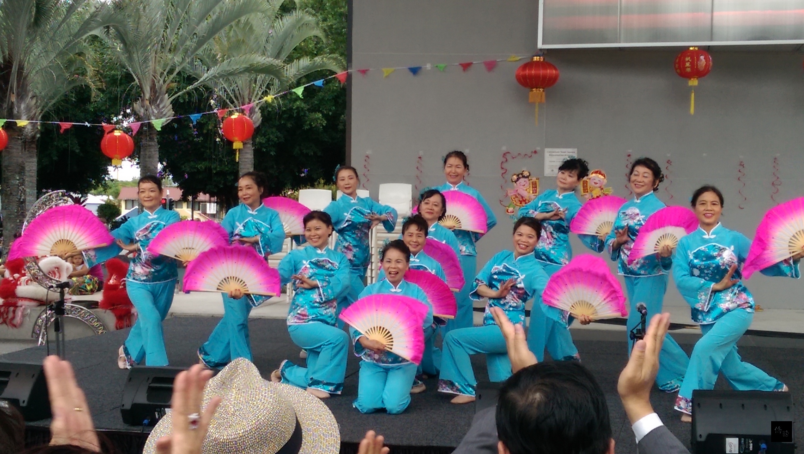 澳洲卡布丘（Caboolture）市政府舉辦農曆新年多元文化節，布里斯本台灣舞蹈團演出扇子舞。（僑胞林蓮君提供）